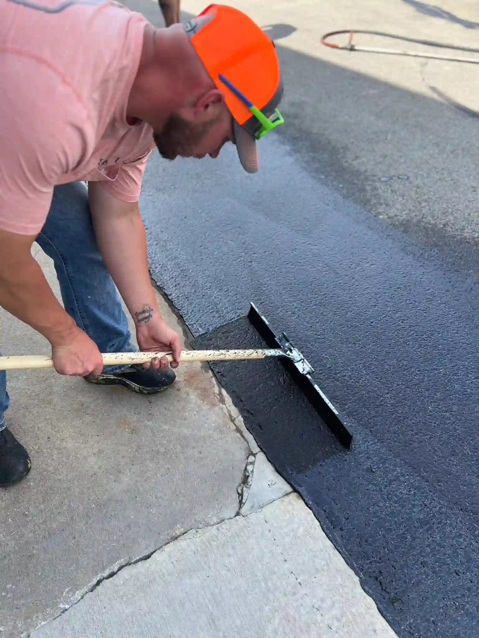Linelava asphalt job 03 - worker repairing asphalt surface